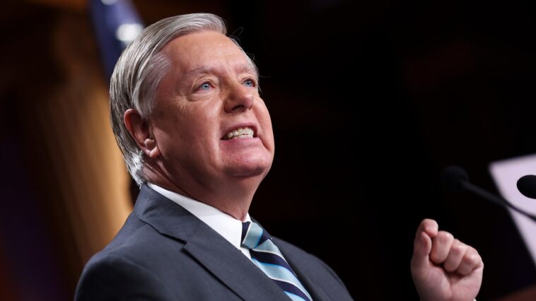 Lindsey Graham déclare que les allégations contre Pete Hegseth ne comptent pas, un jour après les avoir qualifiées de « très troublantes » Lindsey Graham déclare que les allégations contre Pete Hegseth ne comptent pas, un jour après les avoir qualifiées de « très troublantes »