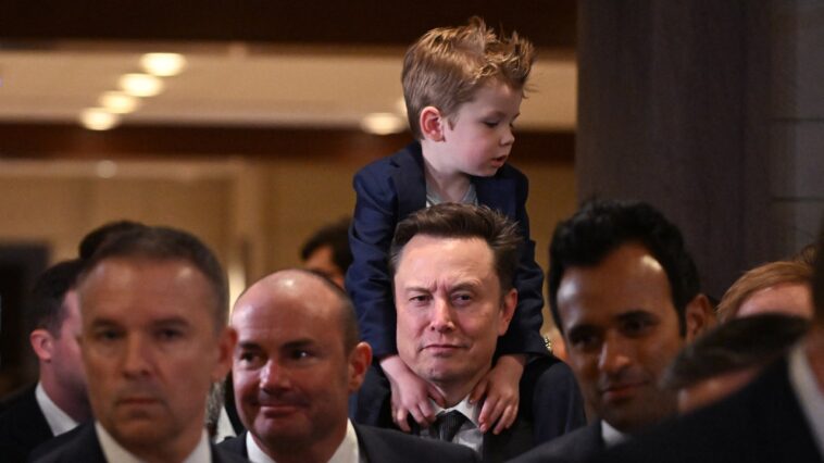 Musk et Ramaswamy préviennent qu'ils sont en train de dresser une « liste de vilains et gentils » Musk et Ramaswamy préviennent qu'ils sont en train de dresser une « liste de vilains et gentils »