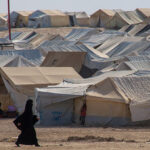 cc Y. Boechat (VOA), modified, https://commons.wikimedia.org/wiki/File:VOA_in_Al-Hol_Camp,_Syria,_17_October_2019.jpg