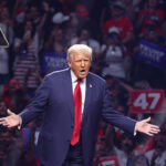 cc Gage Skidmore, modified, https://flickr.com/photos/gageskidmore/53952718151/in/photolist-2qcBMqt-2qcxcAi-2qcE7Ge-2qcD6dC-2qcD6xk-2qcDtbS-2qcDt5z-2qcD66P-2qcD6Aw-2qcE7P8-2qcxcKg-2qcDtBG-2qcE7Ng-2qcE7Hm-2qcE7gQ-2qcxd66-2qcDtBM-2qcE7ea-2qcBMs2-2qcDtCd-2qcE7Gj-2qcE7N1-2qcxd8a-2qcD6rZ-2qcxd7U-2qcD6b8-2qcxcA3-2qcxd7y-2qcxd5V-2qcE7Lc-2qcxd2D-2qcDtBg-2qcxd2y-2qcxcCh-2qcE7NS-2qcE7Jo-2qcD67q-2qcD69e-2qcDt3F-2qcBM4X-2qcDtdk-2qcxcFy-2qcxcDz-2qcD5Xs-2qcE7pW-2qcDtdF-2qcD67A-2ptYuSq-2ptYuRP-2ptT9m4