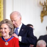 Biden décerne la Médaille présidentielle de la liberté à Hillary Clinton, José Andrés, Anna Wintour, Bono, Earvin « Magic » Johnson et d'autres