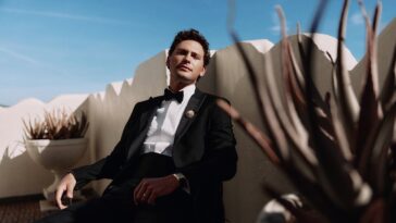 Cooper Koch a posé son téléphone et a récupéré un smoking Armani pour les Golden Globes 2025