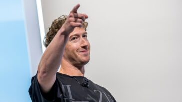 Eh bien, on dirait que la garde-robe et la morale de Mark Zuckerberg ont toutes deux été renommées Lil' MAGA