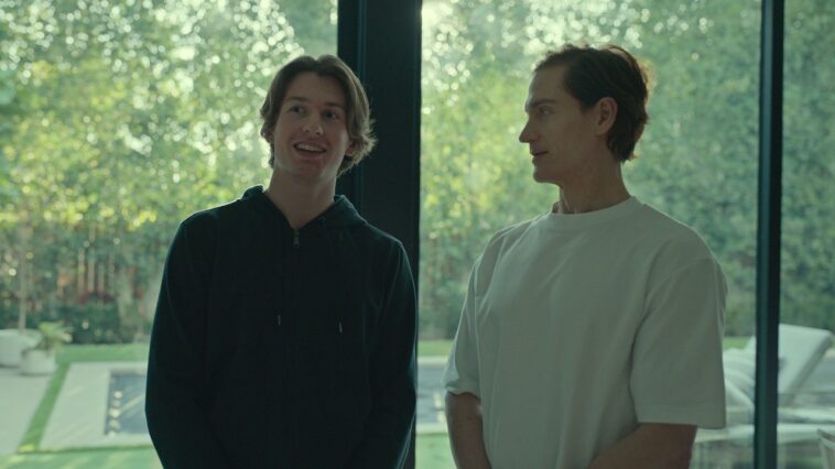 Bryan Johnson, magnat de la technologie "Don't Die", participe à un véritable concours de mesure du pénis - avec son fils adolescent