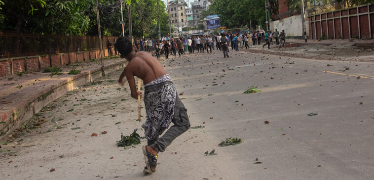 Élections au Pakistan et au Bangladesh : une étude sur l'incohérence américaine cc Rayhan Ahmed, modified, Fresh violence has broken out in Bangladesh between police and student protesters demanding justice for victims of recent unrest. Clashes were reported in the capital Dhaka and other cities on . In the north-eastern city of Sylhet, an official claimed demonstrators had attacked police who in turn used tear gas. Photos sent from the southern city of Barisal to BBC Bangla show police in riot gear and wielding batons, barricading demonstrations and taking away protesters, many of whom are women. More than 800 people have been killed in this month