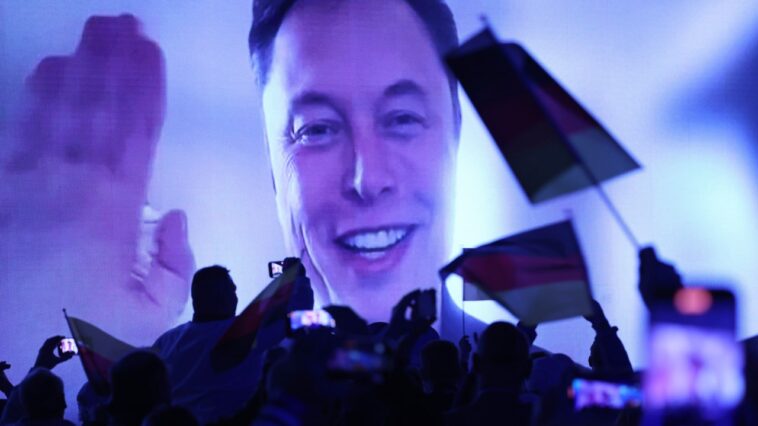 Elon Musk ne semble certainement pas préoccupé par le fait que les extrémistes d'extrême droite l'encouragent