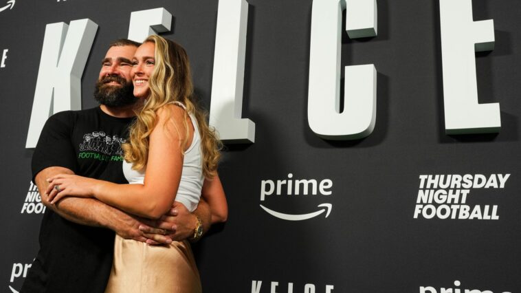 Kylie Kelce révèle les lignes de collecte de Tinder objectivement terribles qui ont courtisé Jason Kelce