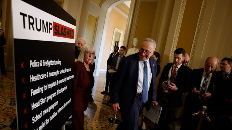 Le gel du financement de Donald Trump est un moment saint - t pour les démocrates