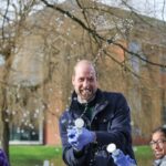 Le prince William Giddily joue un scientifique pendant une journée