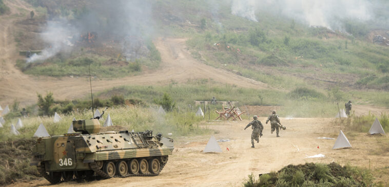 Les efforts de modernisation du PLA se poursuivent cc Chairman of the Joint Chiefs of Staff, modified, https://flickr.com/photos/thejointstaff/36558137376/in/photolist-XGw1zo-Xayw25-etXxos-XLACQr-XLAzYz-WuLDNb-9H4jnL-231YHLZ-XLACxx-XayxUo-WuLECh-XaymWG-XGw4L3-XaykRL-WuLEch-WuLCLm-XGw5zs-XLAC4X-21FbVZC-XGw26d-XGw48E-XGw3LY-XLAz2K-XayxzW-XLAyxZ-XLAzwc-2817chj-21DfLGG-22zpxHs-Fzg7f3-21EfbxL-2335fhG-23fUxYf-23nst69-23cDPWW-21DfJuL-24kKKgx-22VaMjK-26YYc4A-GgiJZm-JqvVTa-EN8zdX-22kLQBv-244DEJK-ZmBBj6-23nsrrh-22VnNJJ-Em17aZ-22zpxtE-KkA5St / CJCS meets PRC troop in Shenyang