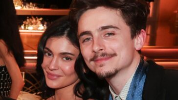 Les fournisseurs de robes Versace vintage de Kylie Jenner étaient « étourdis » de voir son look des Golden Globes 2025