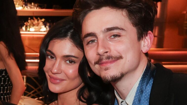 Les fournisseurs de robes Versace vintage de Kylie Jenner étaient « étourdis » de voir son look des Golden Globes 2025 Les fournisseurs de robes Versace vintage de Kylie Jenner étaient « étourdis » de voir son look des Golden Globes 2025