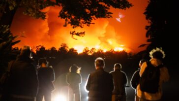 Los Angeles brûle : le nombre de morts augmente et des dizaines de milliers de personnes sont évacuées alors que des incendies de forêt imparables font rage