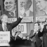 Otages d'investiture : Carter, Trump et les fantômes de 1980 public domain, Library of Congress, modified, https://commons.wikimedia.org/w/index.php?search=jimmy%20carter%20election&ns0=1&ns6=1&ns12=1&ns14=1&ns100=1&ns106=1#/media/File:Jimmy_Carter_and_Mayor_Richard_J._Daley_at_the_Illinois_State_Democratic_Convention_in_Chicago,_Illinois.jpg / Thomas J. O