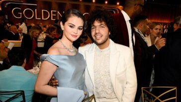 Selena Gomez et Benny Blanco, nouvellement fiancés, se blottissent aux Golden Globes 2025