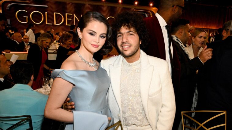 Selena Gomez et Benny Blanco, nouvellement fiancés, se blottissent aux Golden Globes 2025