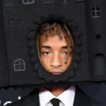 Jaden Smith porte un château de vampire sur sa tête au Grammys 2025