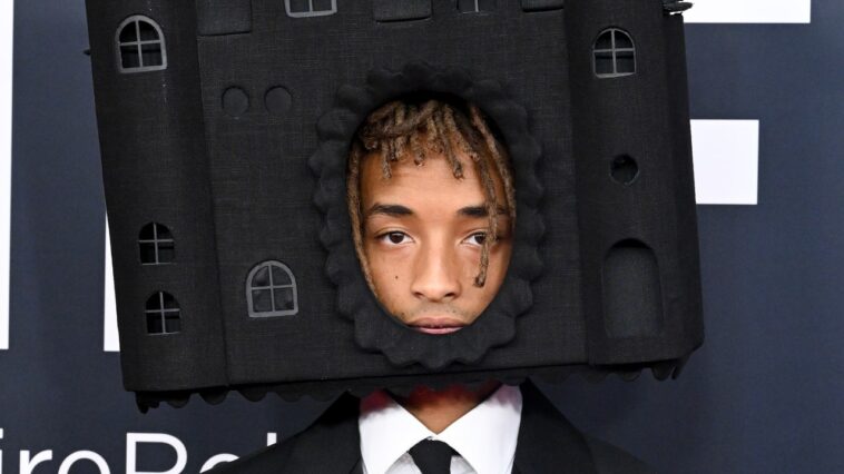 Jaden Smith porte un château de vampire sur sa tête au Grammys 2025
