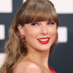 Taylor Swift revisite son ère rouge (Chiefs) au Grammys 2025