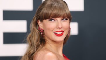Taylor Swift revisite son ère rouge (Chiefs) au Grammys 2025