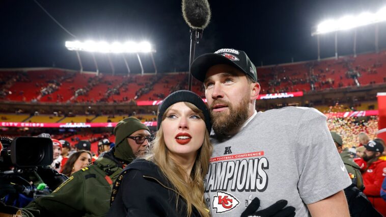 Super Bowl 2025: Travis Kelce Ducks hors de l'hôtel Kansas City Chiefs pour le dîner de Taylor Swift