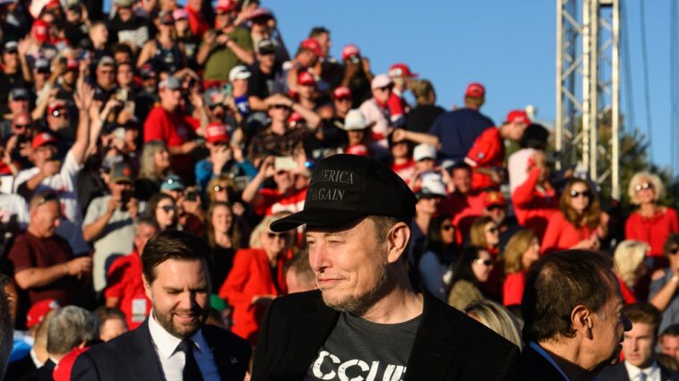 Elon Musk et JD Vance sont d'accord sur le fait de réhabiter un employé de Doge qui a écrit qu'il était «raciste avant que ce soit cool»