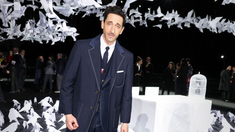 Adrien Brody vole en haut, veut rendre les prix à la saison des prix Adrien Brody vole en haut, veut rendre les prix à la saison des prix