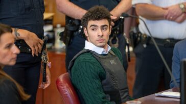 Luigi Mangione accueilli par acclamations, applaudissements lors de la première comparution depuis la mise en accusation de l'affaire du meurtre