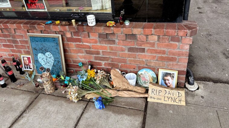 Le jour de Twin Peaks, les fans et les amis essaient de donner un sens à un monde sans David Lynch