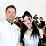 Alors qu'Elon Musk était à la tronçonneuse au CPAC, Grimes l'a publiquement supplié de l'aide avec l'urgence médicale de leur enfant