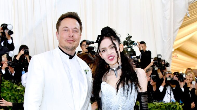 Alors qu'Elon Musk était à la tronçonneuse au CPAC, Grimes l'a publiquement supplié de l'aide avec l'urgence médicale de leur enfant