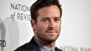 Armie Hammer dit qu'il revient à Hollywood, alors qu'il essaie de «contextualiser» la consommation de cœurs d'animaux