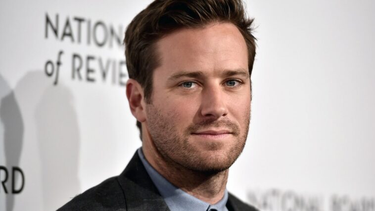 Armie Hammer dit qu'il revient à Hollywood, alors qu'il essaie de «contextualiser» la consommation de cœurs d'animaux