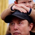 Bonne nuit, Goon. Elon Musk chuchote «Couses», dormant sur le sol près de la Maison Blanche