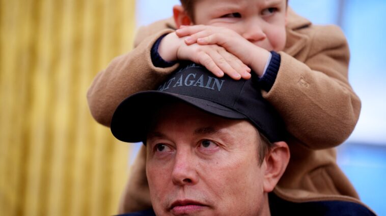 Bonne nuit, Goon. Elon Musk chuchote «Couses», dormant sur le sol près de la Maison Blanche Bonne nuit, Goon. Elon Musk chuchote «Couses», dormant sur le sol près de la Maison Blanche