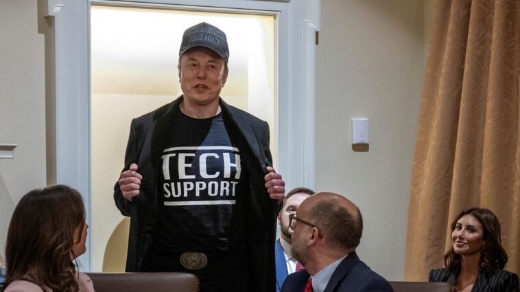 Cette femme, qui n'est pas Elon Musk, est définitivement, à 100%, à Doge qui coule - à Dieu!