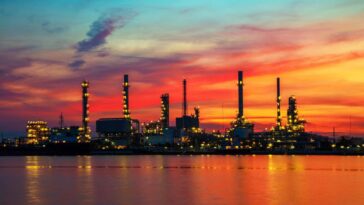 GDKEG6 Oil refinery at twilight