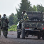 Congo sur le bord: les rebelles M23 avancent à mesure que les tensions régionales montent en flèche M23 fighters loyal to Bosco Ntaganda move along the road towards Goma as Peacekeepers observed gathering of armed people North of the city, the 1st of March 2013. cc MONUSCO Photos /Sylvain Liechti / modified, https://www.flickr.com/photos/monusco/8531078326