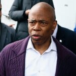 Eric Adams vacille. Kathy Hochul pourrait-elle traiter le coup de finition?