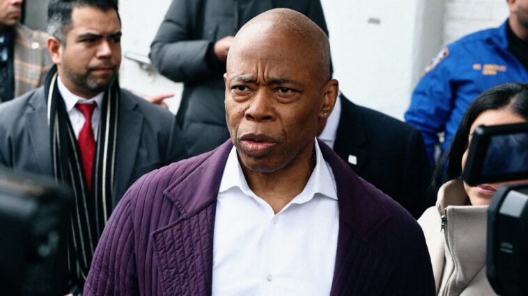 Eric Adams vacille. Kathy Hochul pourrait-elle traiter le coup de finition?