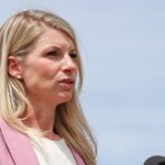 La députée du Colorado tient le fils nouveau-né à Capitol pour voter contre le plan budgétaire du GOP