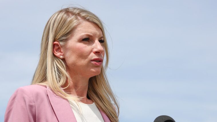 La députée du Colorado tient le fils nouveau-né à Capitol pour voter contre le plan budgétaire du GOP