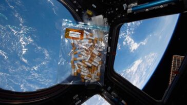 Un sac de dispositifs d'échantillonnage sur la station spatiale, terre en arrière-plan