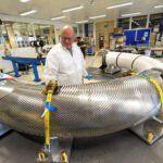 Le prototype de l'aimant incurvé du CERN promet les progrès de la physique des particules et de la médecine Le prototype de l'aimant incurvé du CERN promet les progrès de la physique des particules et de la médecine