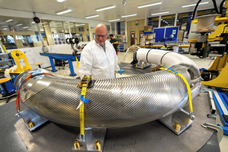Le prototype de l'aimant incurvé du CERN promet les progrès de la physique des particules et de la médecine Le prototype de l'aimant incurvé du CERN promet les progrès de la physique des particules et de la médecine