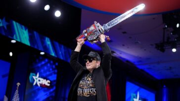 Le salut nazi de Steve Bannon. La tronçonneuse d'Elon Musk. Est-ce ce que veulent vraiment les républicains?