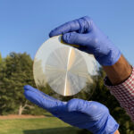 Les ingénieurs créent une première lentille de télescope plat qui peut capturer la couleur tout en détectant la lumière à partir d'étoiles lointaines Les ingénieurs créent une première lentille de télescope plat qui peut capturer la couleur tout en détectant la lumière à partir d'étoiles lointaines