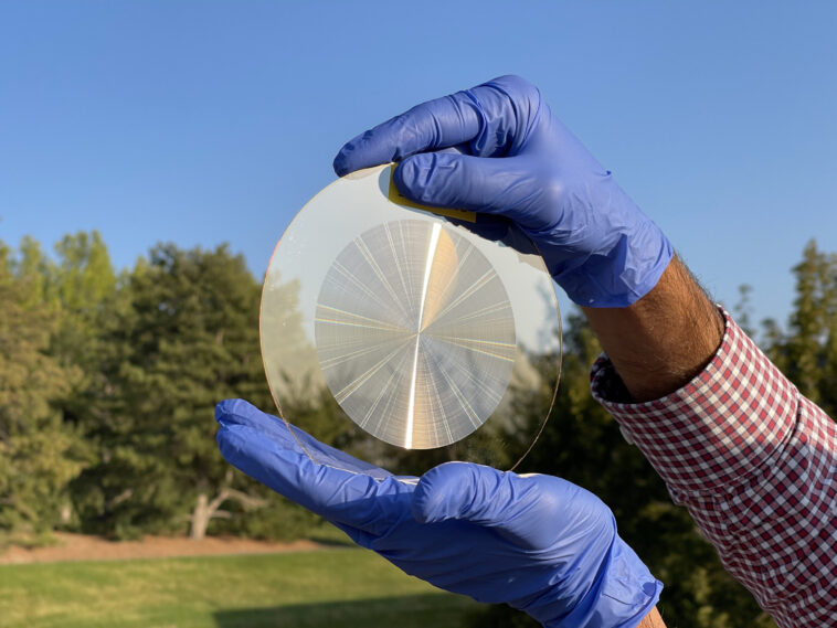 Les ingénieurs créent une première lentille de télescope plat qui peut capturer la couleur tout en détectant la lumière à partir d'étoiles lointaines Les ingénieurs créent une première lentille de télescope plat qui peut capturer la couleur tout en détectant la lumière à partir d'étoiles lointaines