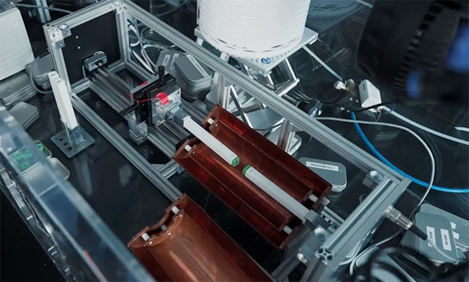 Un appareil expérimental avec deux carrés verts montés sur les bras sur le point de toucher.