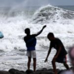 Les résidents de la Reunion ont ordonné à l'intérieur de «alerte violette» le cyclone approche